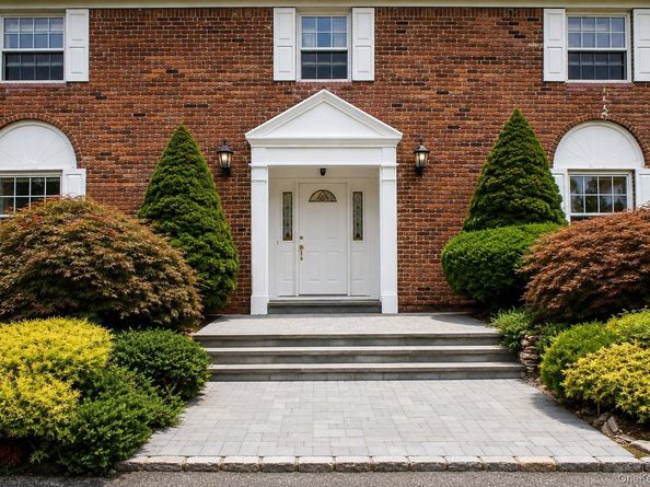 34 Lisa Court, Syosset NY 11791