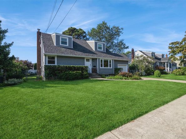 216 N Hawthorne Street, Massapequa NY 11758