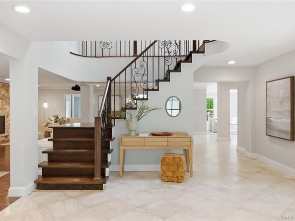 10 Stony Run Court, Dix Hills NY 11746