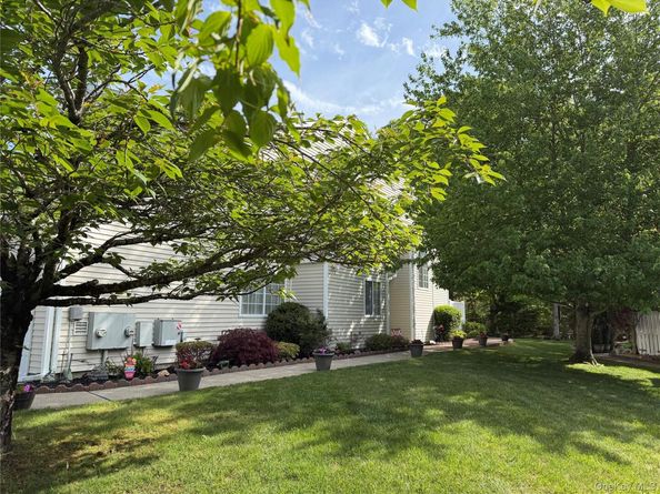252 Barn Swallow Court, Manorville NY 11949