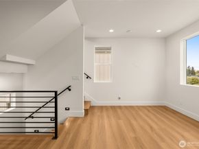 7403 Dayton Avenue N, Seattle WA 98103