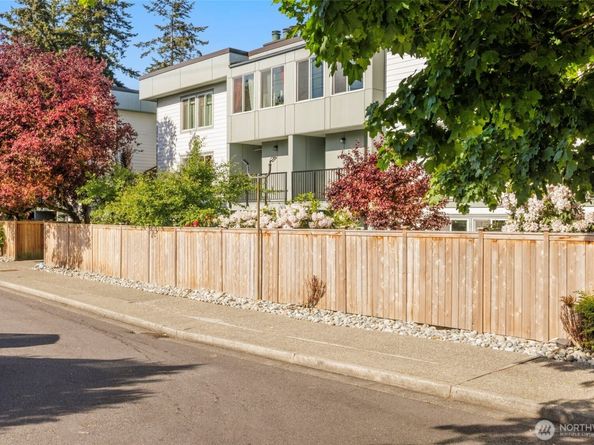 13717 Linden Avenue N 221, Seattle WA 98133