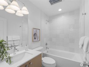 12322 14TH Avenue NE B, Seattle WA 98125