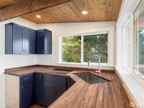 27830 Manzanita Beach Road SW, Vashon WA 98070