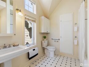 6318 5th Avenue NE C, Seattle WA 98115