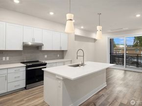 6949 NE 184th Lane 103, Kenmore WA 98028