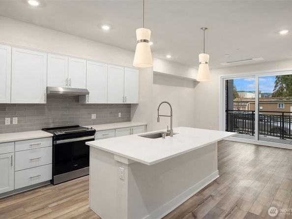 6949 NE 184th Lane 103, Kenmore WA 98028