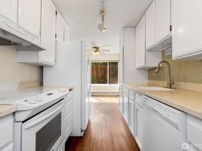 2210 NE 92nd St 104, Seattle WA 98115