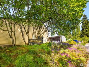 2210 NE 92nd St 104, Seattle WA 98115