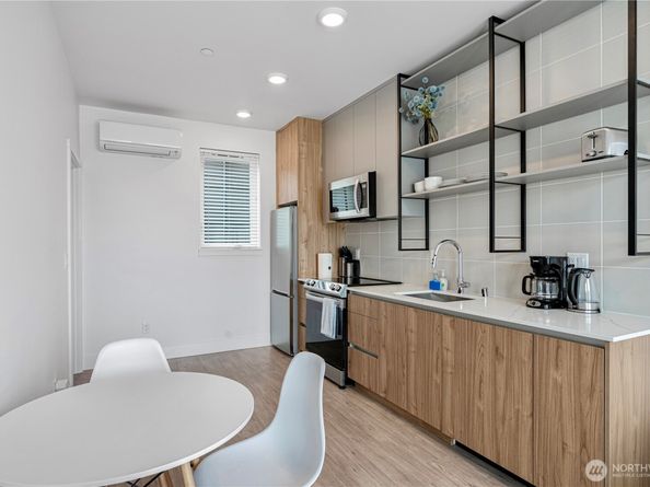 1300 E REMINGTON Court B, Seattle WA 98122