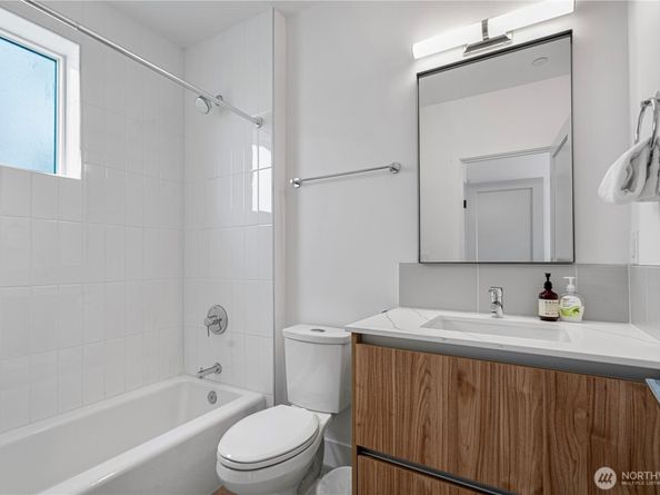 1300 E REMINGTON Court B, Seattle WA 98122
