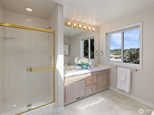 327 2nd Avenue S, Kirkland WA 98033
