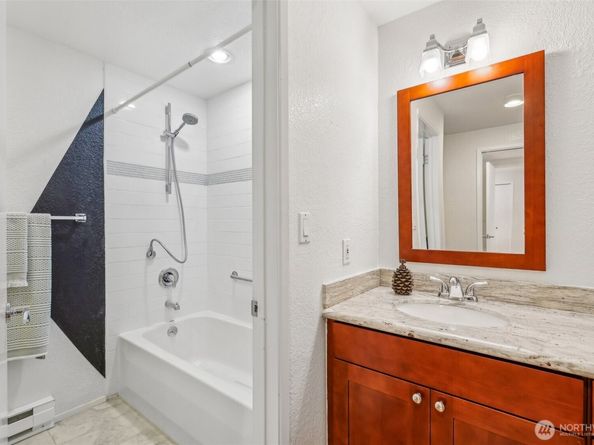 132 N 132nd 202, Seattle WA 98133