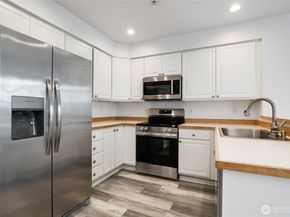 3990 129 Place SE 302, Bellevue WA 98006