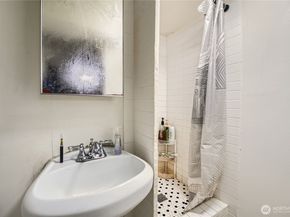 5224 12th Avenue NE, Seattle WA 98105
