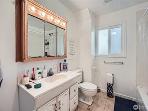 5224 12th Avenue NE, Seattle WA 98105
