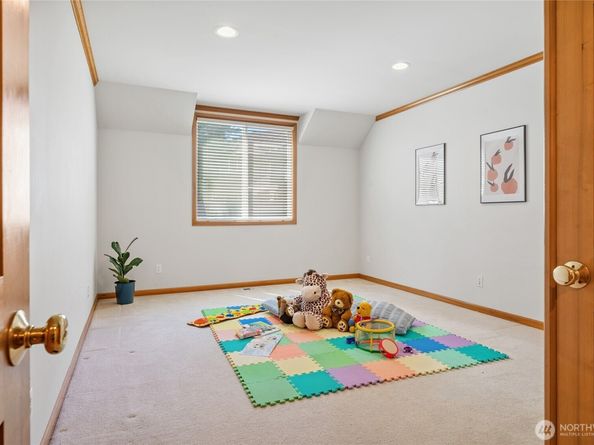 1104 268th Way SE, Sammamish WA 98075