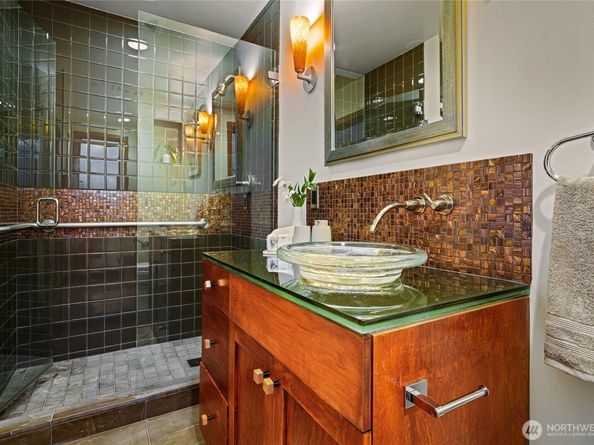 18 Holly Lane, Mercer Island WA 98040