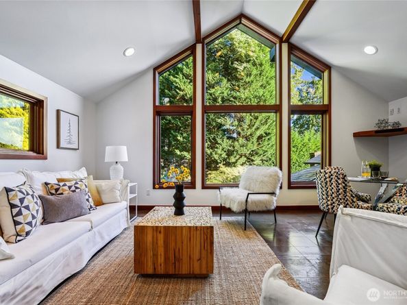 18 Holly Lane, Mercer Island WA 98040