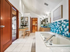 18 Holly Lane, Mercer Island WA 98040