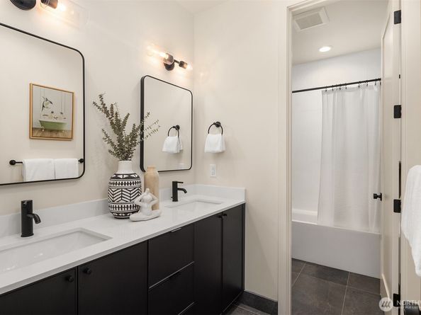 819 18th Avenue W, Kirkland WA 98033