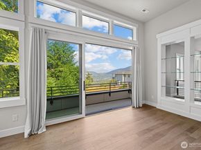 599 Viewcrest Drive NW, Issaquah WA 98027