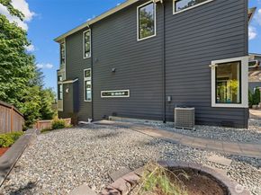 599 Viewcrest Drive NW, Issaquah WA 98027