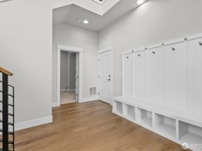 599 Viewcrest Drive NW, Issaquah WA 98027