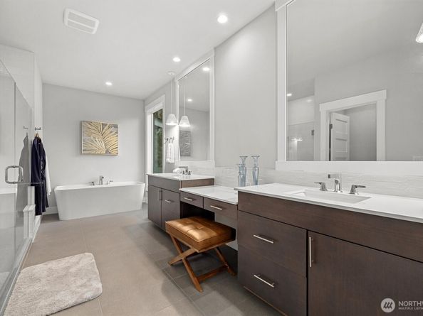 599 Viewcrest Drive NW, Issaquah WA 98027