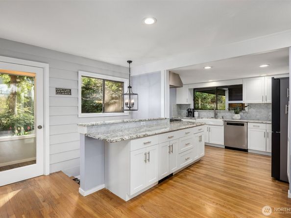 11925 Manzanita Lane NE, Bainbridge Island WA 98110