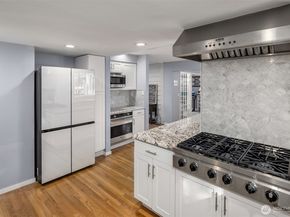11925 Manzanita Lane NE, Bainbridge Island WA 98110