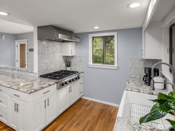 11925 Manzanita Lane NE, Bainbridge Island WA 98110
