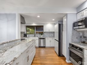 11925 Manzanita Lane NE, Bainbridge Island WA 98110