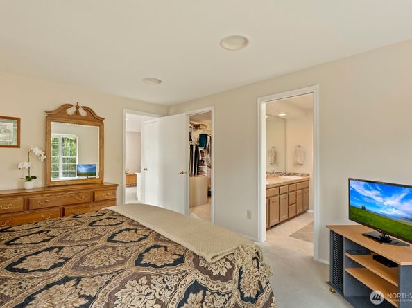 2015 Mill Pointe Drive SE, Mill Creek WA 98012