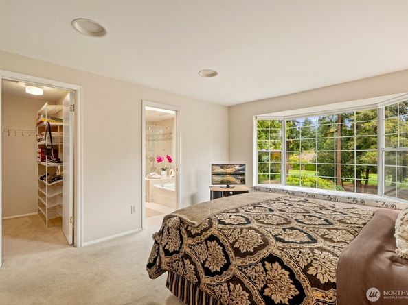 2015 Mill Pointe Drive SE, Mill Creek WA 98012