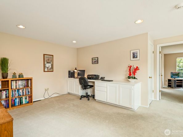 2015 Mill Pointe Drive SE, Mill Creek WA 98012