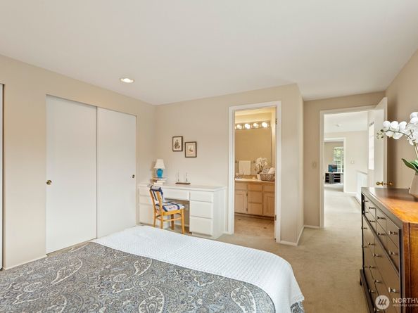 2015 Mill Pointe Drive SE, Mill Creek WA 98012