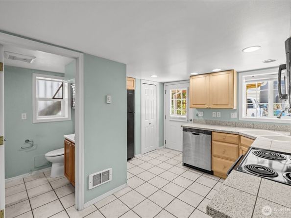 7842 Lake City Way NE, Seattle WA 98115