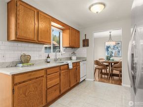 11516 Bartlett Avenue NE, Seattle WA 98125