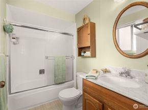 11516 Bartlett Avenue NE, Seattle WA 98125