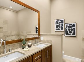 7700 E Green Lake Drive N D13, Seattle WA 98103