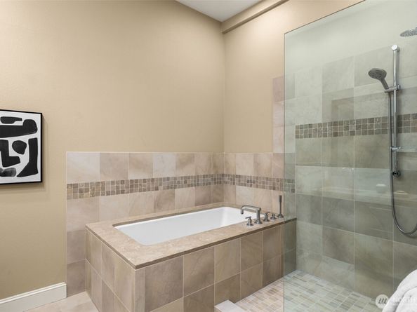 7700 E Green Lake Drive N D13, Seattle WA 98103
