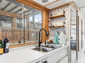 2401 N Northlake Way, Seattle WA 98103