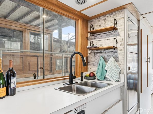 2401 N Northlake Way, Seattle WA 98103
