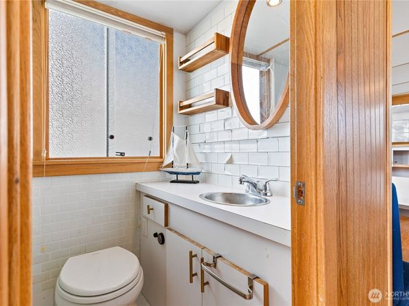 2401 N Northlake Way, Seattle WA 98103