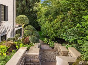 1960 Shenandoah Drive E, Seattle WA 98112