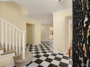 1960 Shenandoah Drive E, Seattle WA 98112