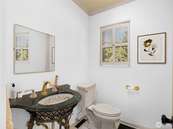 1960 Shenandoah Drive E, Seattle WA 98112