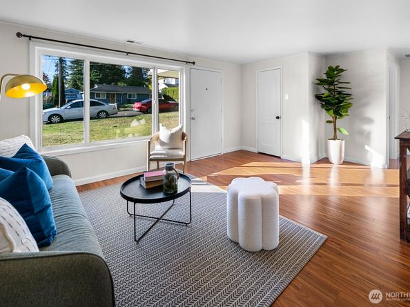 23901 59th Place W, Lake Forest Park WA 98043