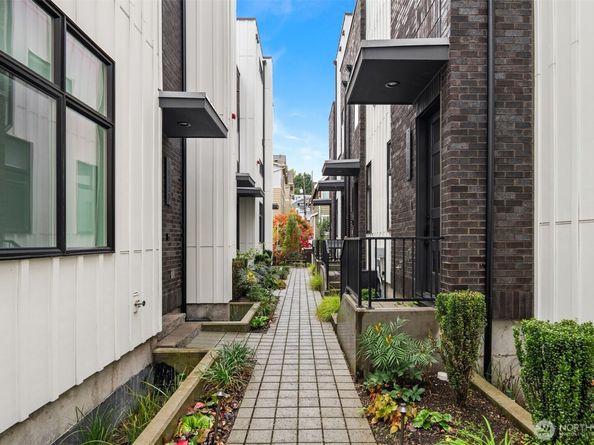 1013 C 6th Avenue N, Seattle WA 98109